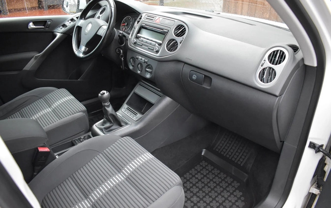 Volkswagen Tiguan cena 36990 przebieg: 171383, rok produkcji 2009 z Białogard małe 301